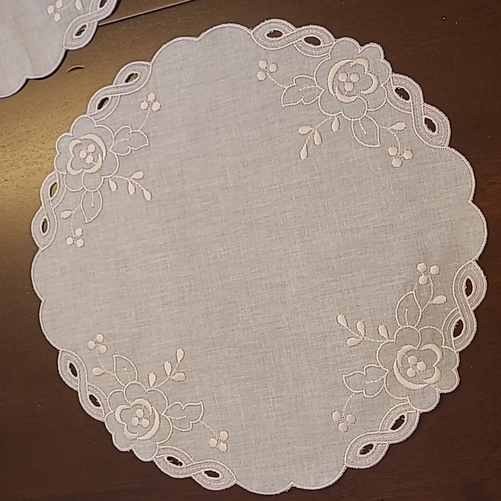 Table Runner, Placemat & Doilies Set - Picture 3 of 5